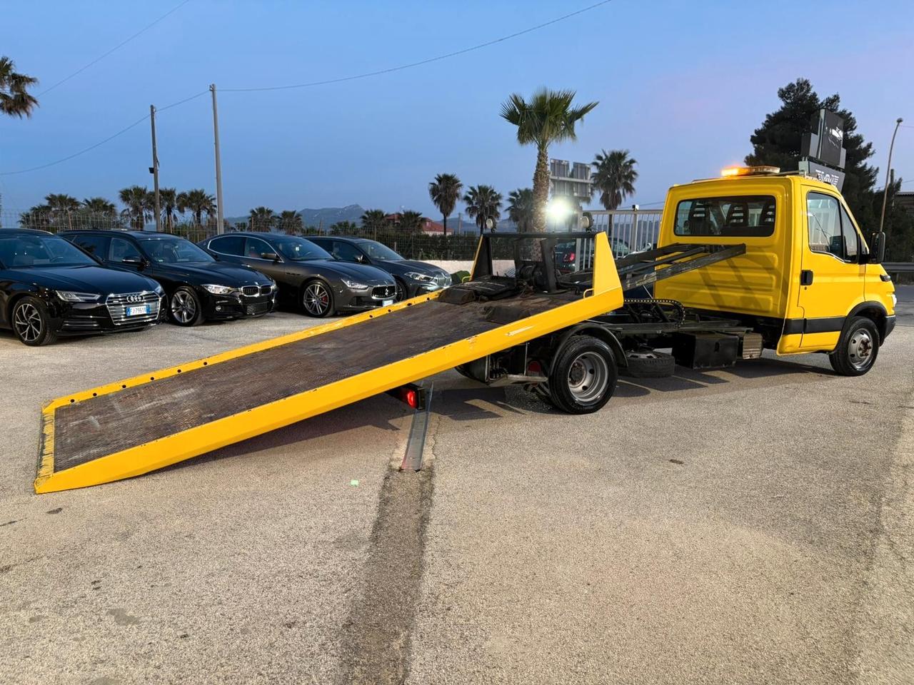 IVECO DAILY CARROATTREZZI 35 C13 ( PATENTE B)