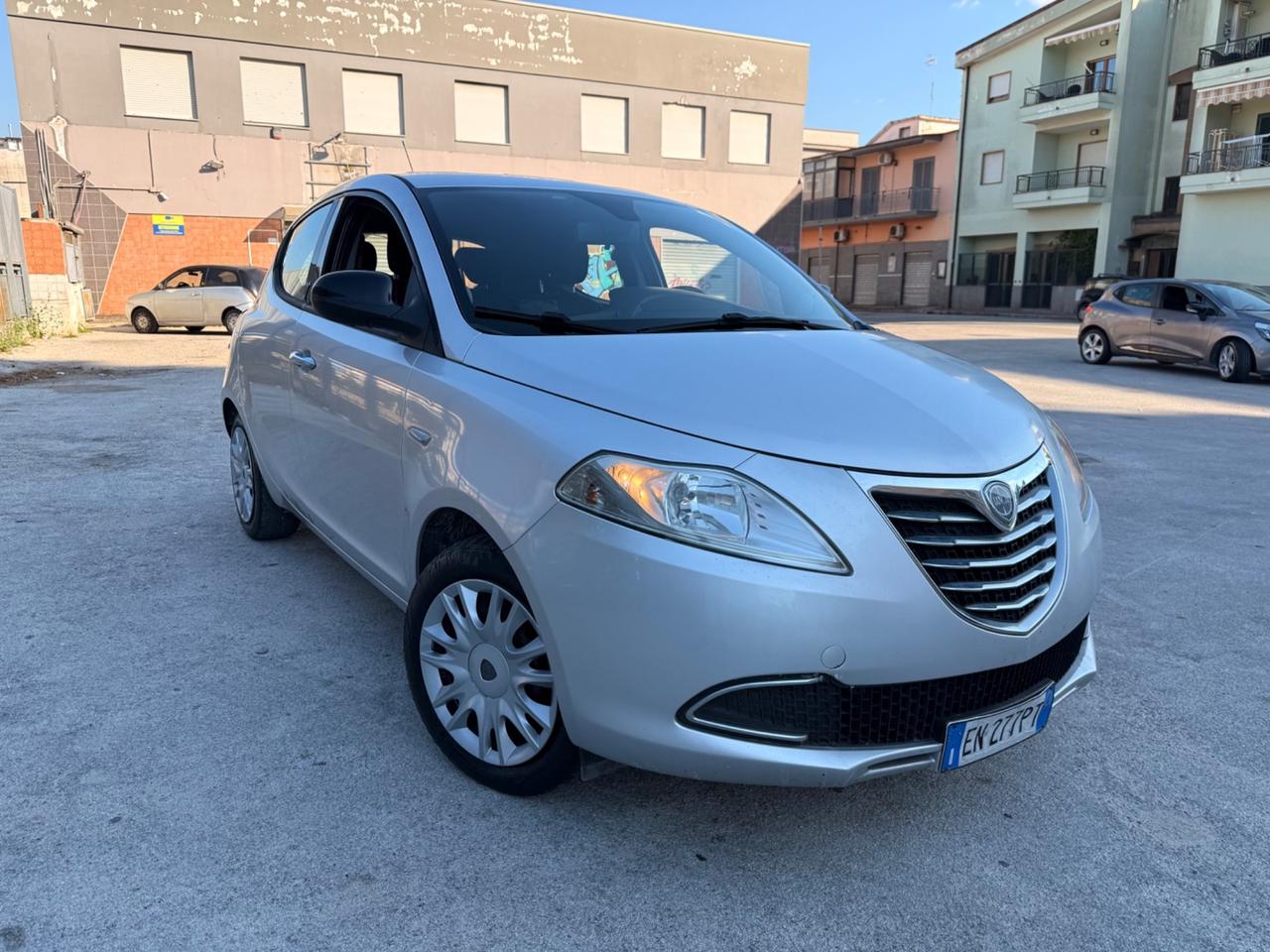 New Lancia Ypsilon 1.2benz 5portGPL Gold Full Perfett