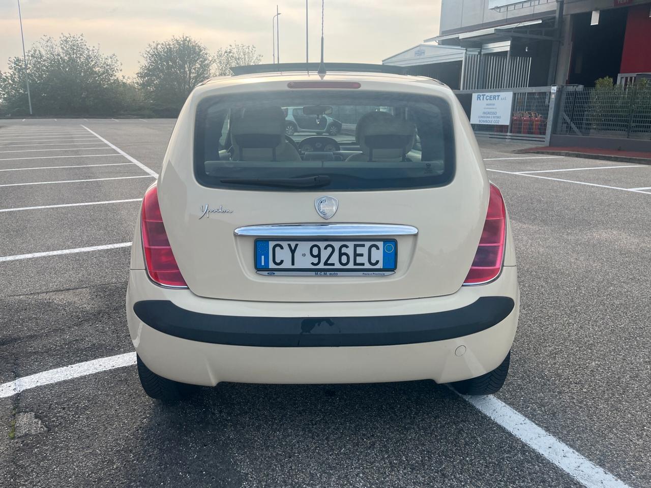 Lancia Ypsilon 1.2 Argento TETTO PANORAMICO APRIBILE ADATTA AI NEOPATENTATI