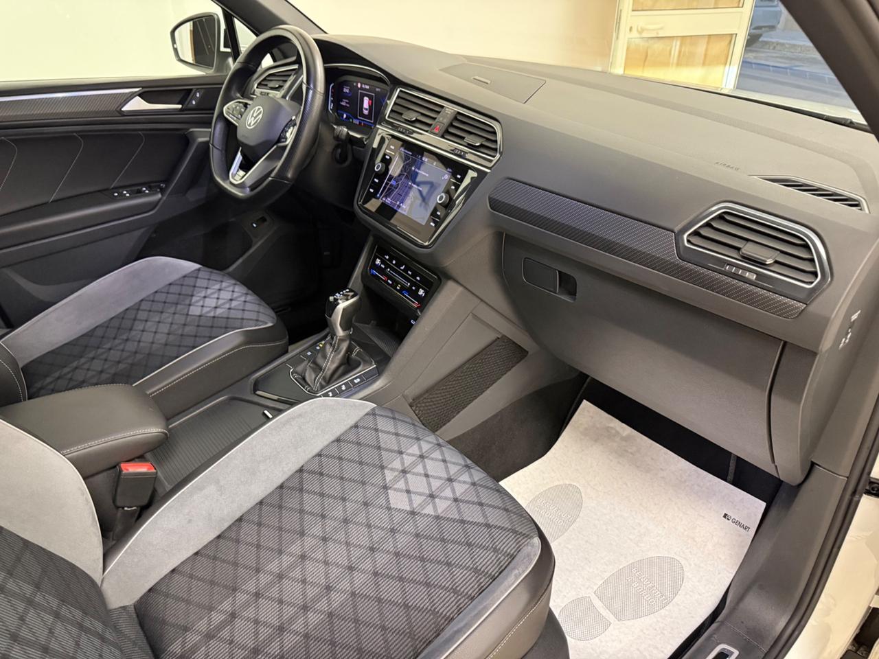 Volkswagen Tiguan 2.0 TDI 150 CV DSG R-Line retro camera, luci ambiente