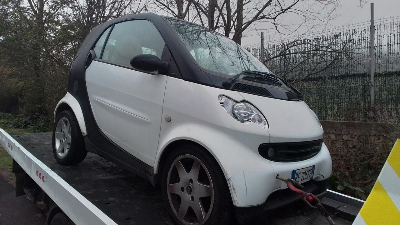 Smart Fortwo 600 con motore danneggiato