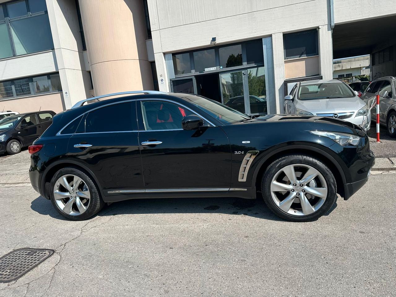 Infiniti QX70 3.0 diesel V6 AT GT Premium