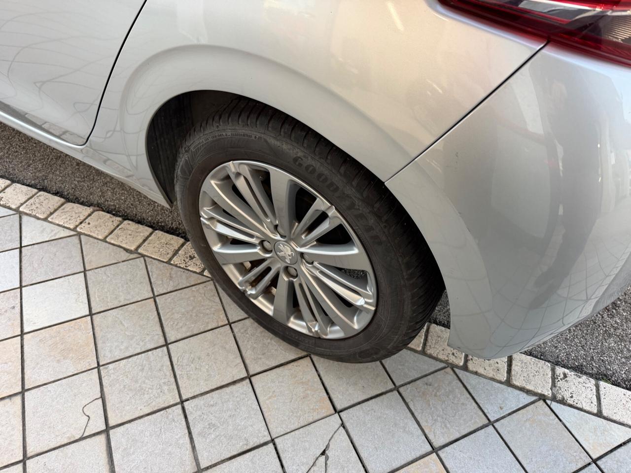 Peugeot 208 1.2 Benzina Neopatentati