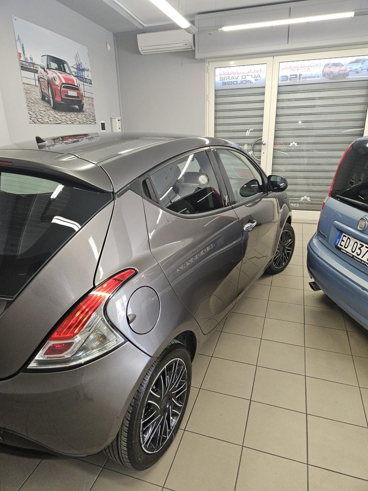 Lancia Ypsilon 1.2 69 CV Unyca