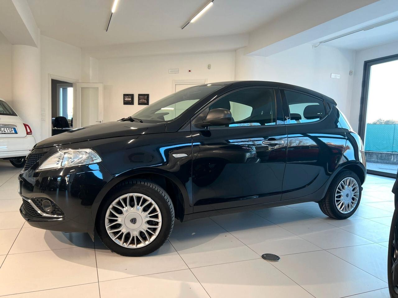 Lancia Ypsilon 1.2 69 CV 5 porte Silver