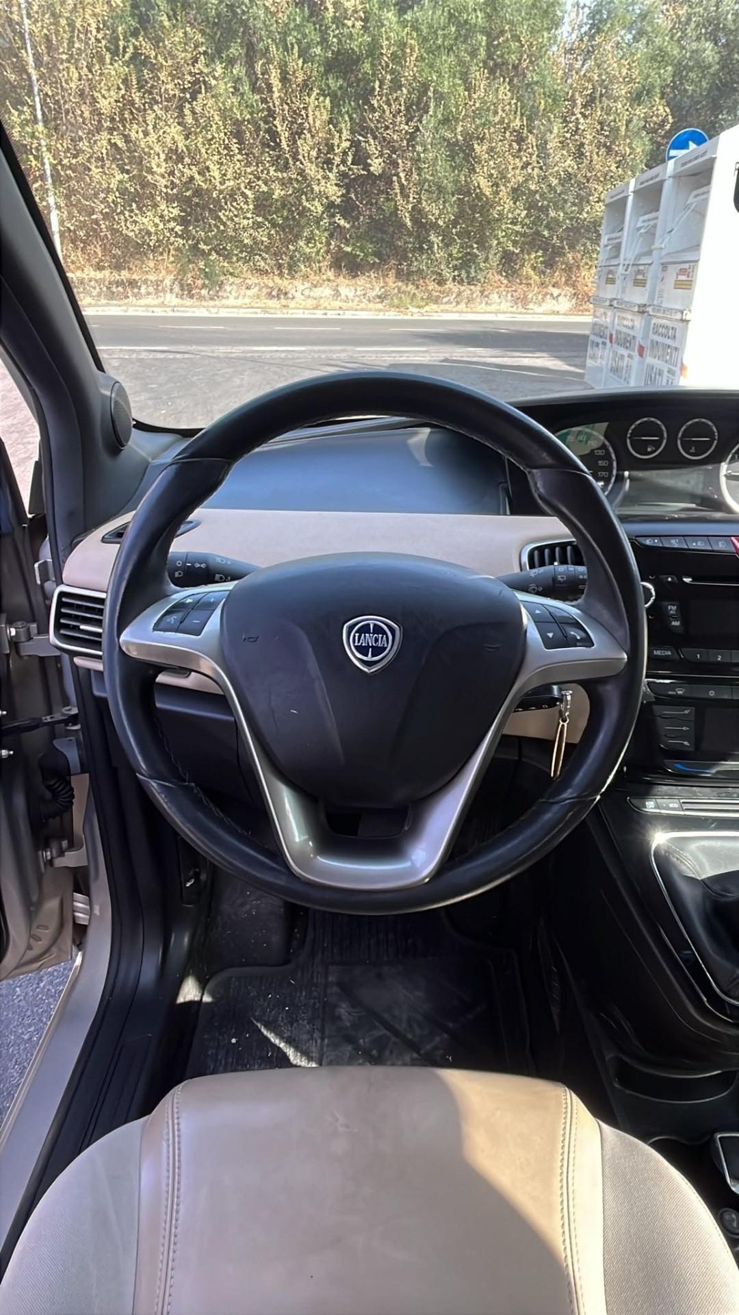 Lancia Ypsilon 0.9 TwinAir 85 CV 5 porte S&S DFN Platinum Cambio Automatico