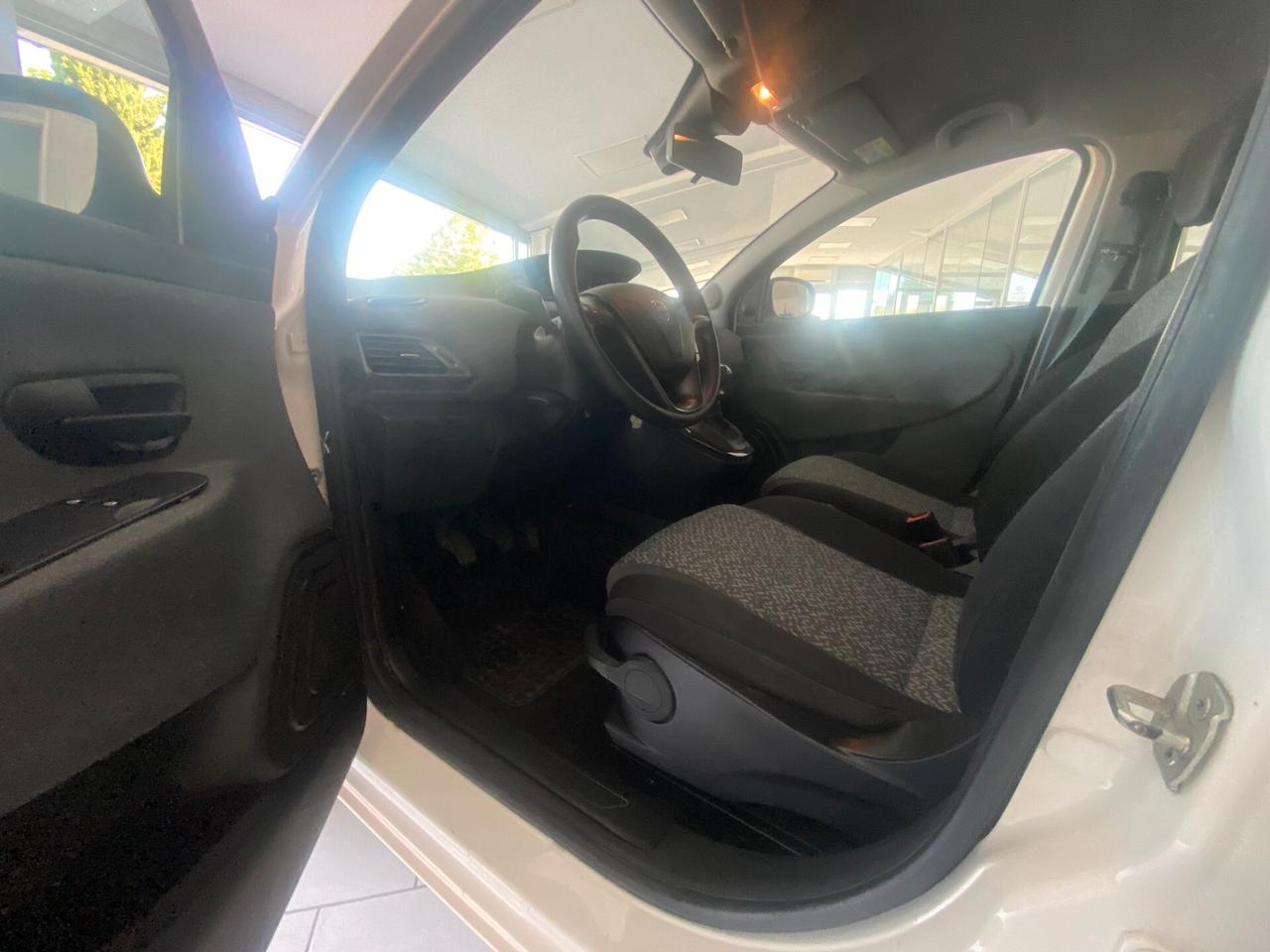 Lancia Ypsilon 1.0 FireFly 5 porte S&S Hybrid Ecochic Silver