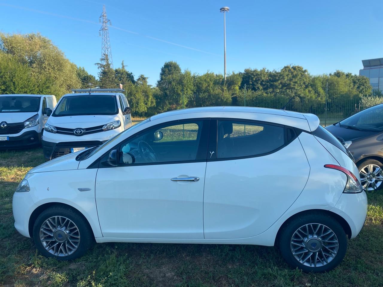 Lancia Ypsilon 1.2 69 CV 5 porte S&S Platinum ok neo patentati