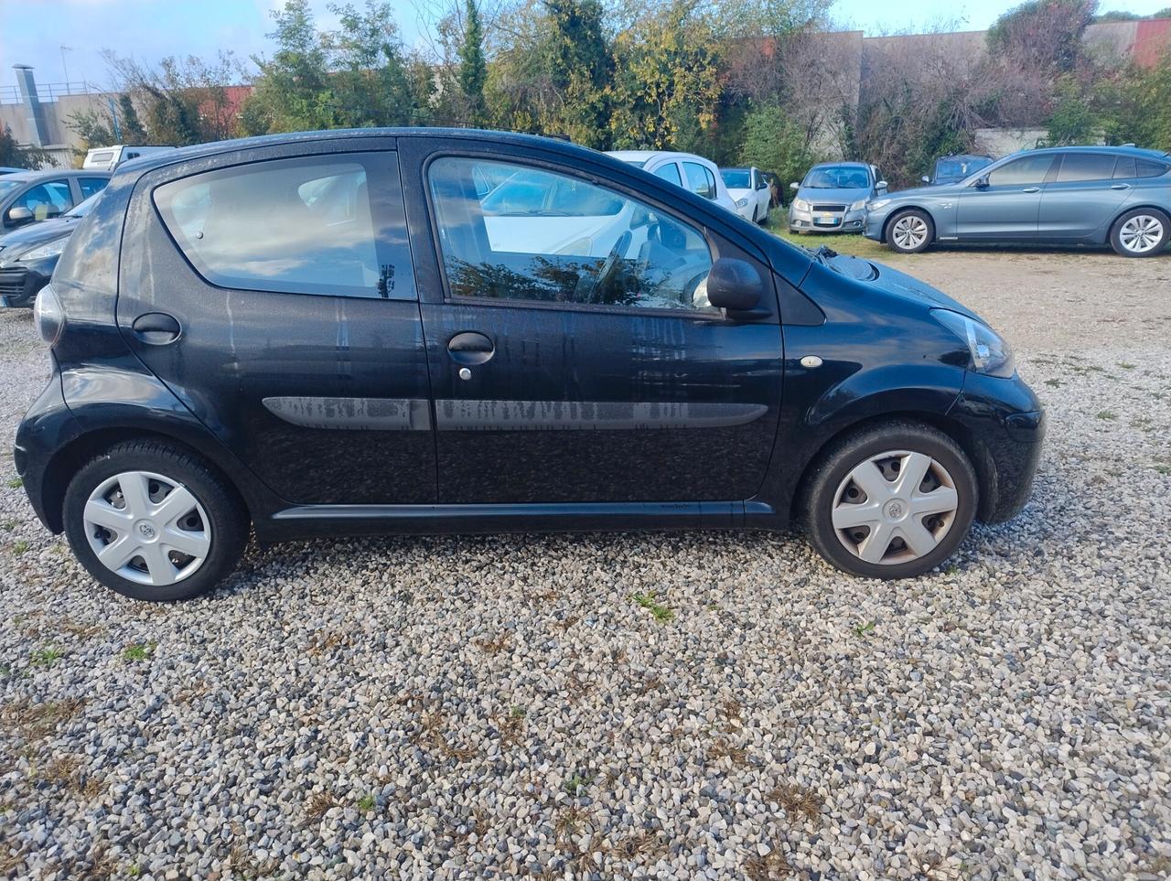 Toyota Aygo 1.0 12V VVT-i 5 porte Sol Connect Red Edition