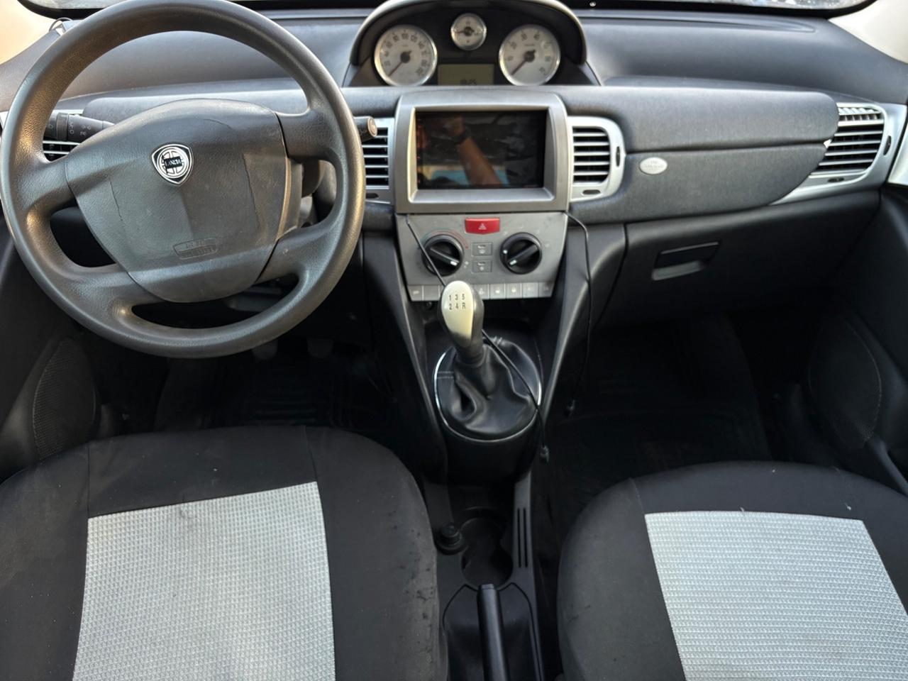 Lancia Ypsilon 1.3 MJT 75 CV Versus