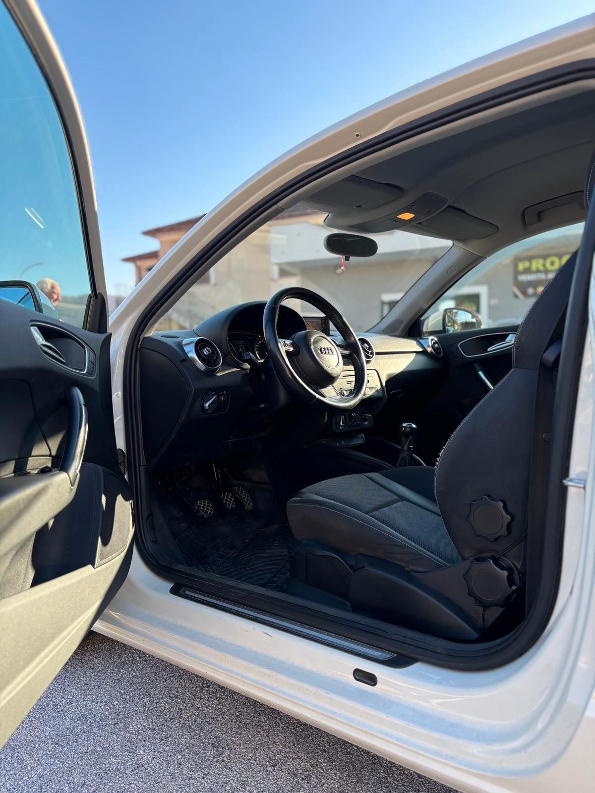 Audi A1 1.6 TDI 3PORTE NAVIGATORE OK NEOPATENTATI