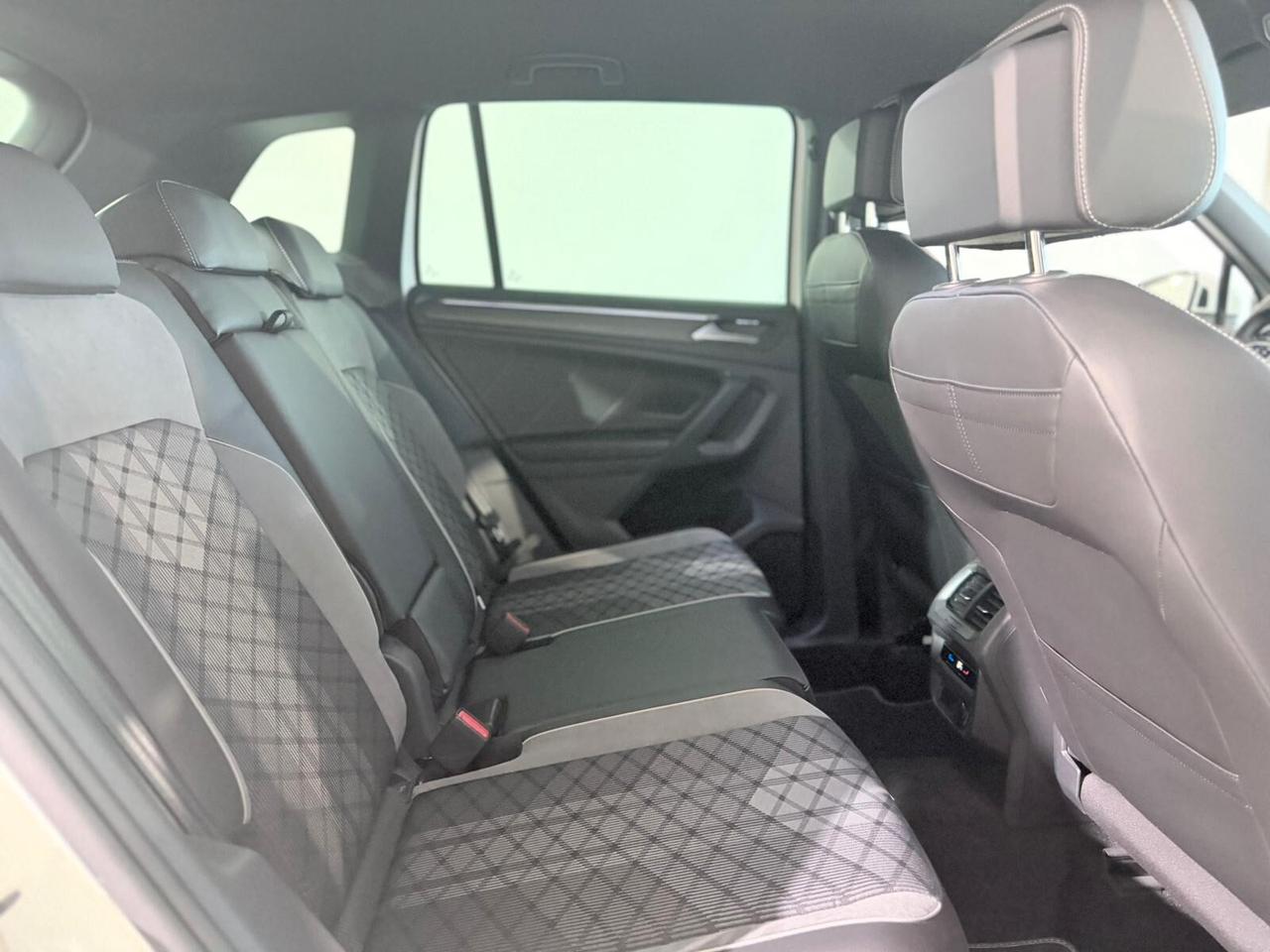 VOLKSWAGEN TIGUAN R-LINE AUTOMATICA IVA ESPOSTA
