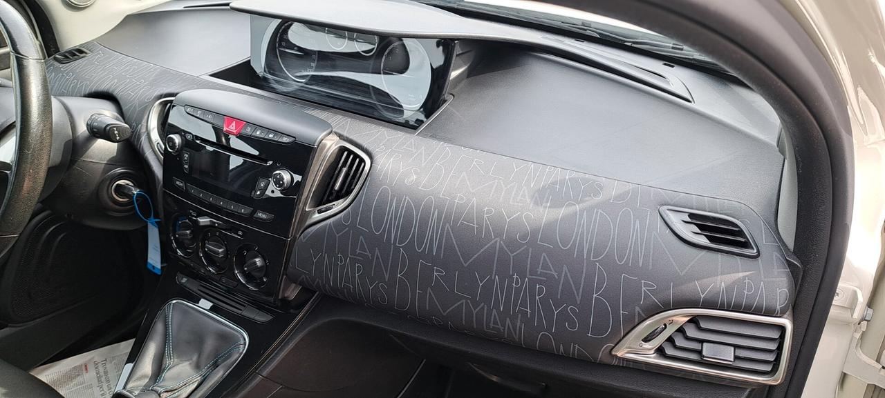 Lancia Ypsilon 0.9 TwinAir 85 CV 5 porte Metano Ecochic Silver