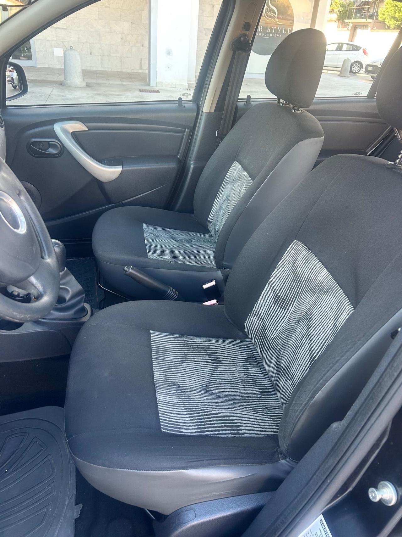 Dacia Sandero 1.2 16V Blackline