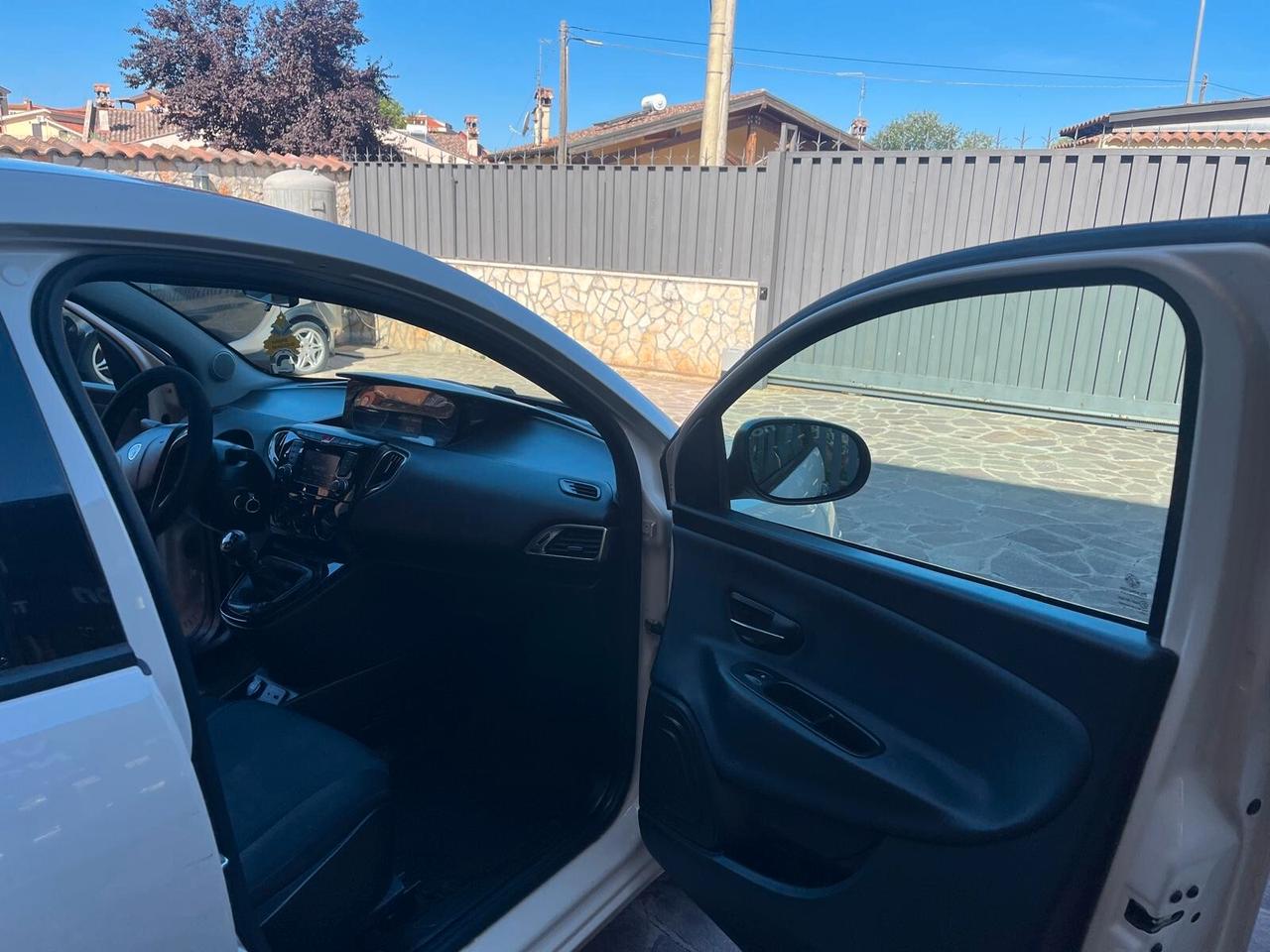 Lancia Ypsilon 1.2 69 CV 5 porte Platinum ADATTA NEOPATENTATI