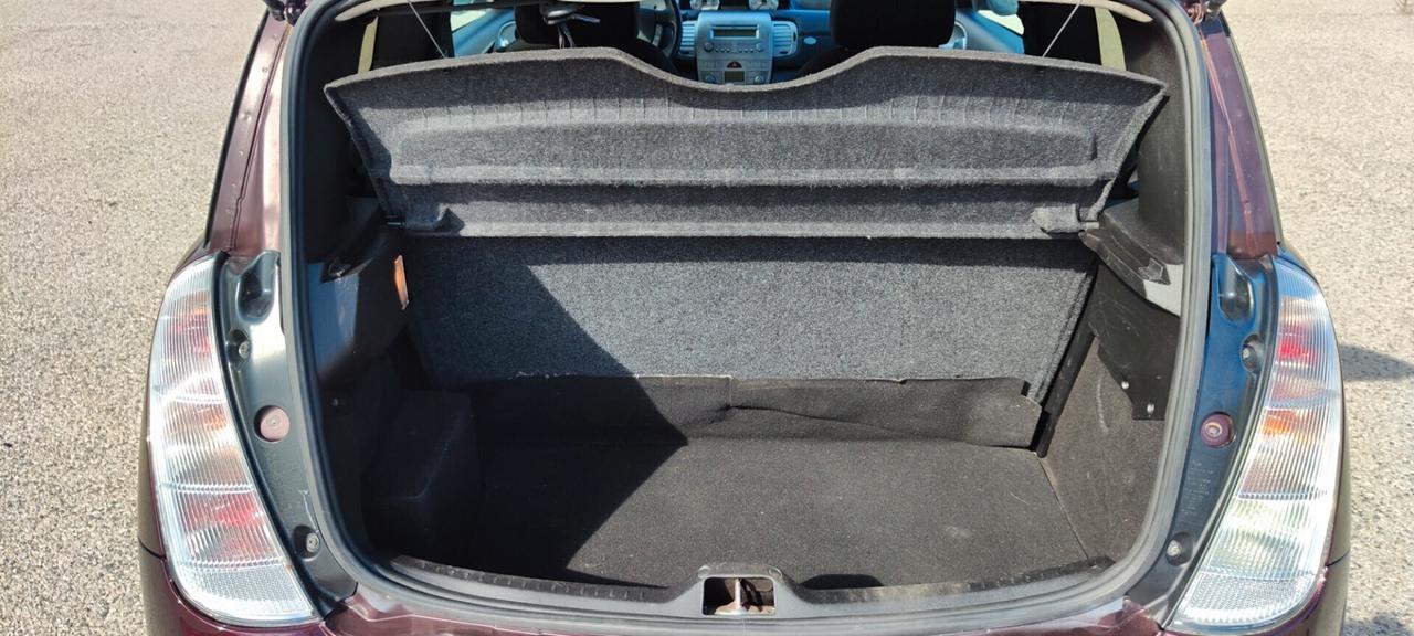 Lancia Ypsilon 1.3 MJT 75 CV Versus