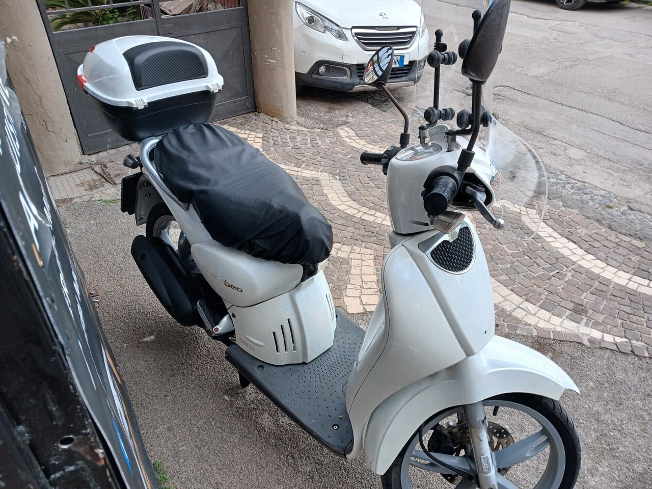 Aprilia Scarabeo 100.