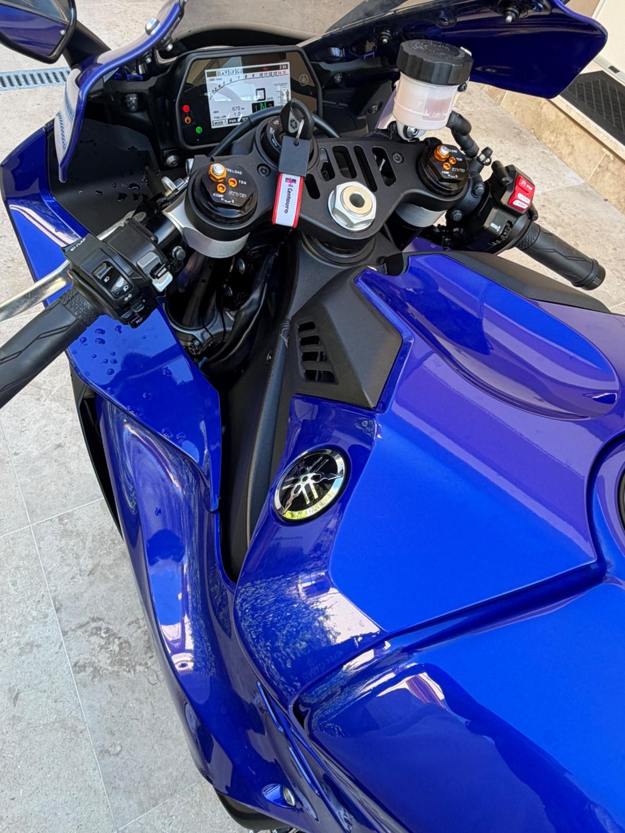 Yamaha YZF R1 Full