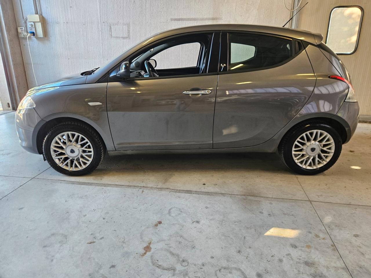 Lancia Ypsilon 1.2 69 CV 5 porte S&S Platinum