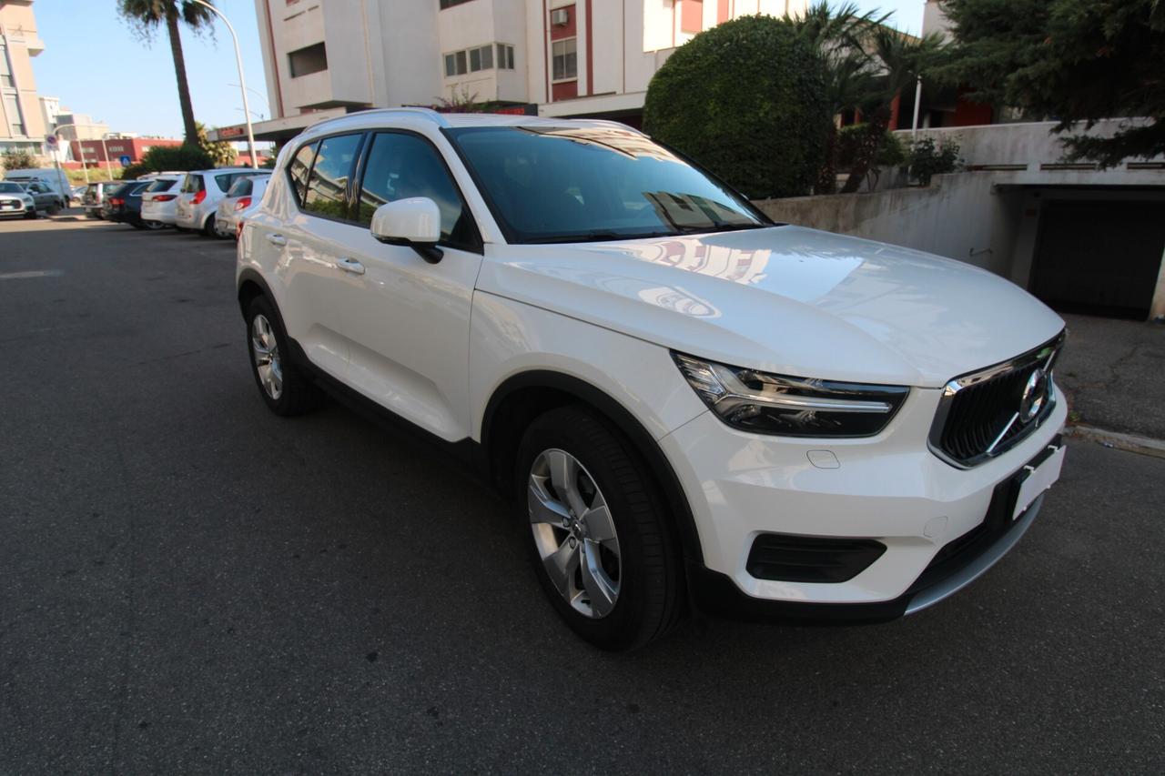 VOLVO XC40 MOMENTUM