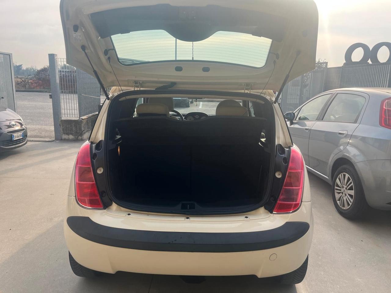 Lancia Ypsilon 1.2 Argento TETTO PANORAMICO APRIBILE ADATTA AI NEOPATENTATI