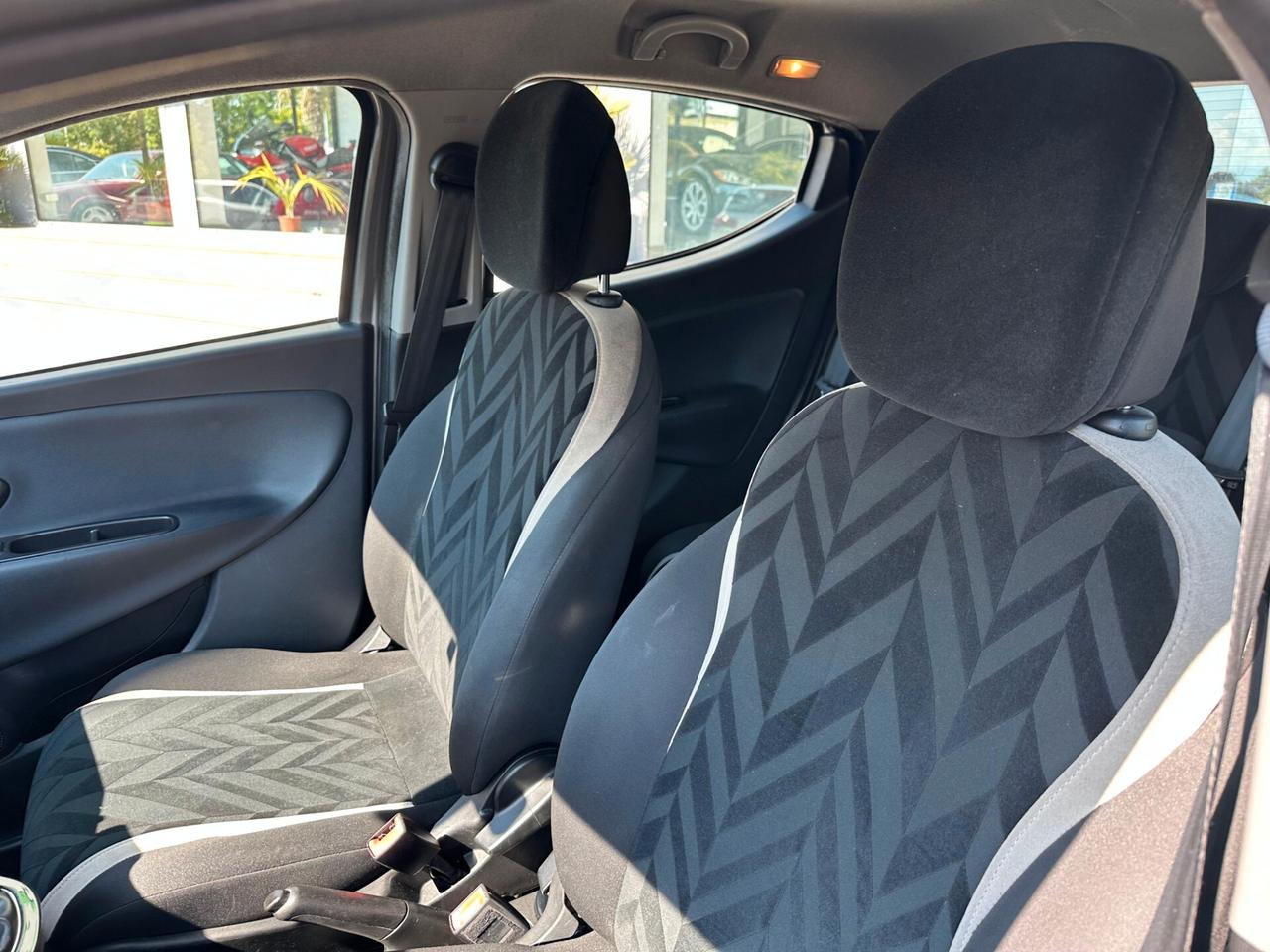 Lancia Ypsilon 1.3 MJT 16V 95 CV 5 porte S&S Platinum NEOPATENTATI