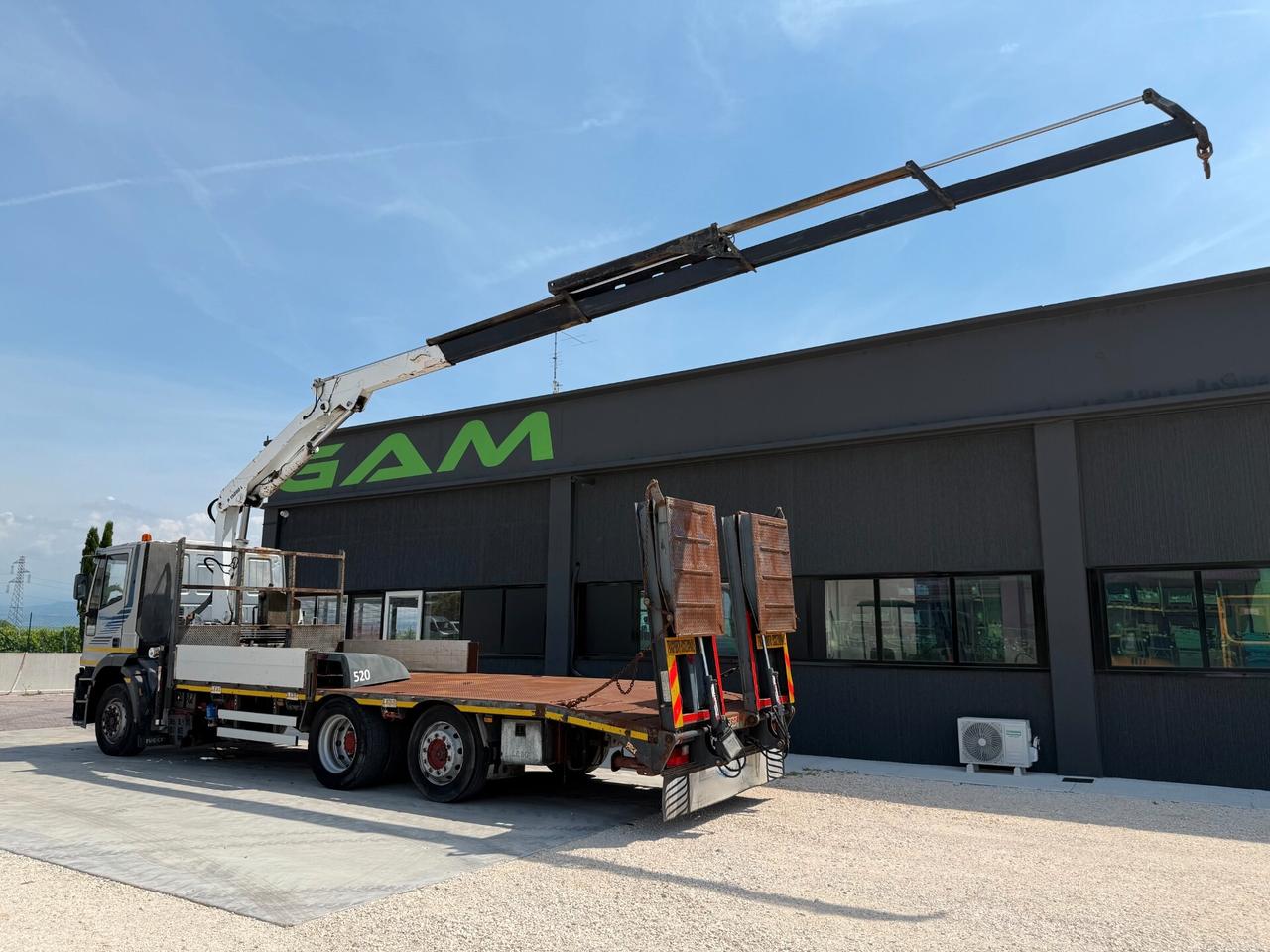 Iveco Eurotech 240E42 cassone fisso con rampe idrauliche e gru