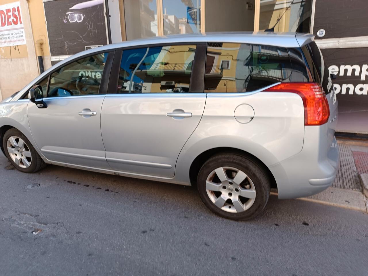 Peugeot 5008 1.6 HDi 112CV ALLURE 7 POSTI NAVI GANCIO TRAINO