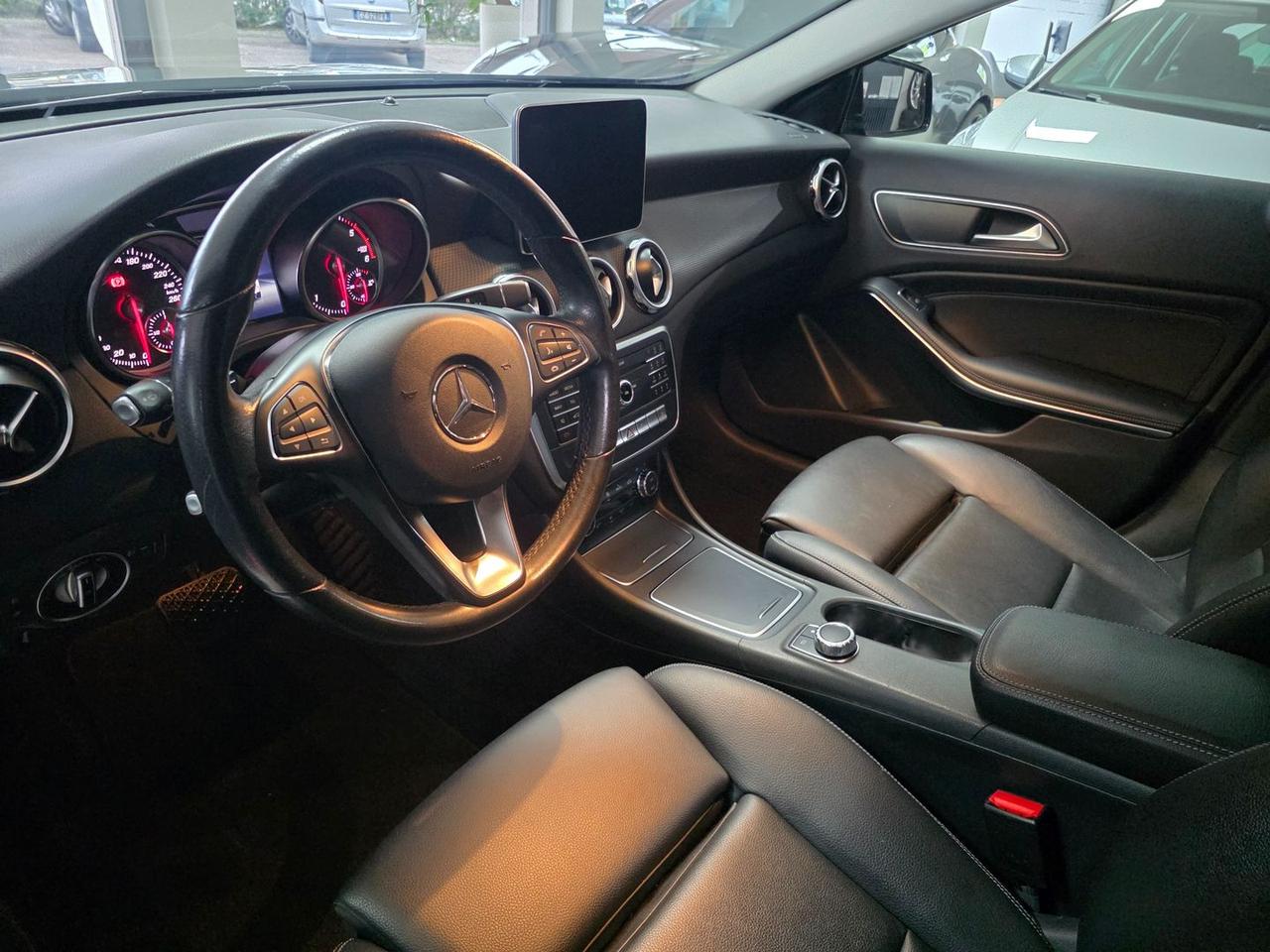 Mercedes-Benz GLA 200 Premium GLA 200 D #8484