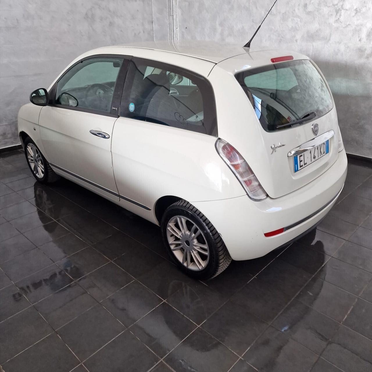 Lancia Ypsilon 1.3 MJT 75 CV Unyca