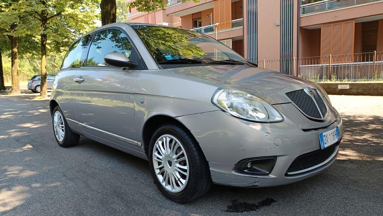 Lancia Ypsilon 1.2 Argento benzina neopatentati