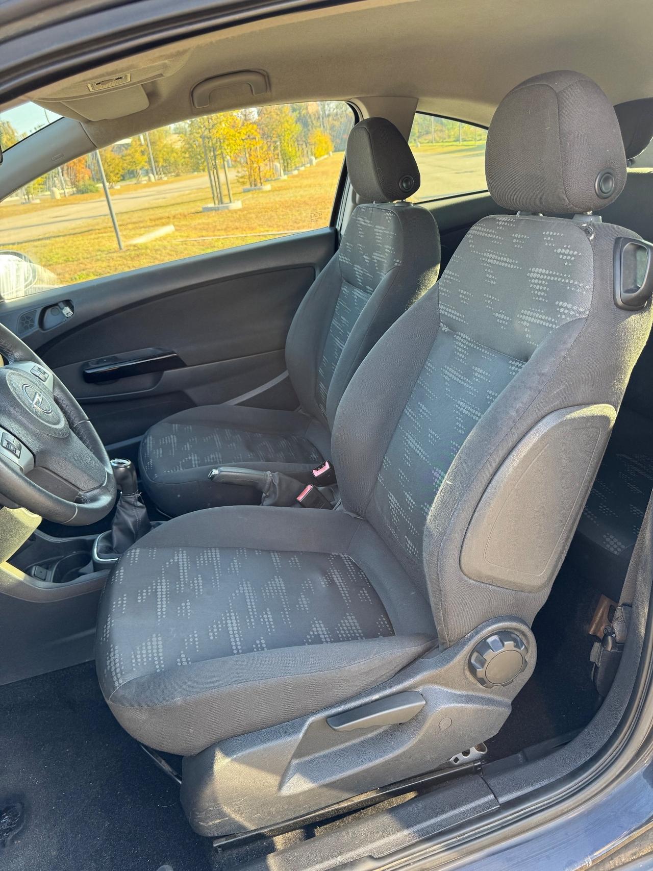 Opel Corsa 1.2 3 porte b-color