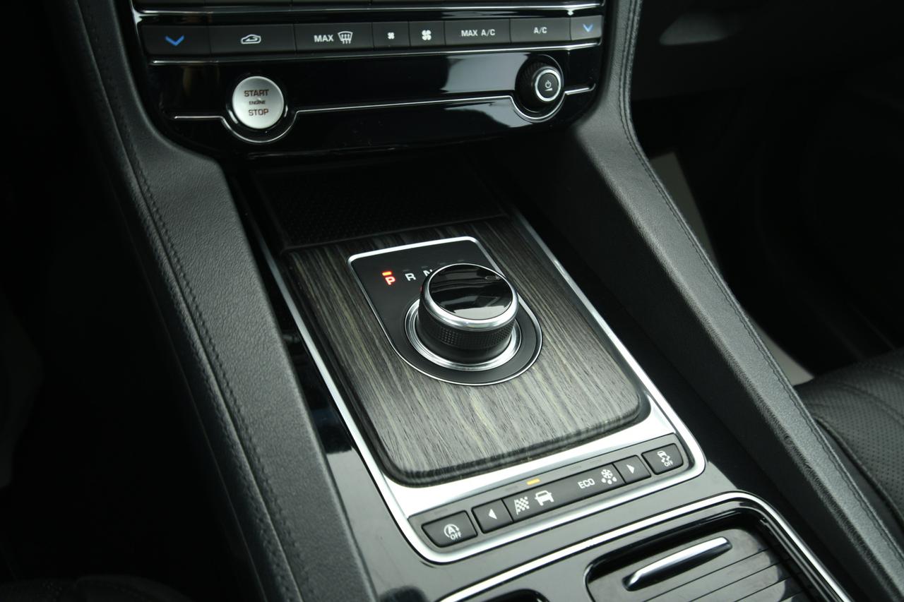 JAGUAR F-Pace 2.0d i4 Portfolio 180cv auto TETTO PANO+CAMERA+APP CONNECT