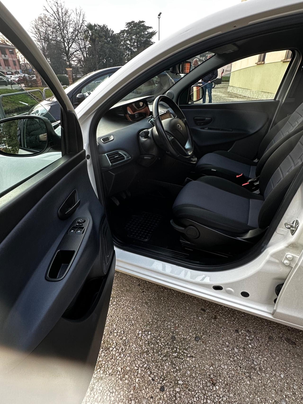 Lancia Ypsilon 1.0 FireFly 5 porte S&S Hybrid Platino Plus