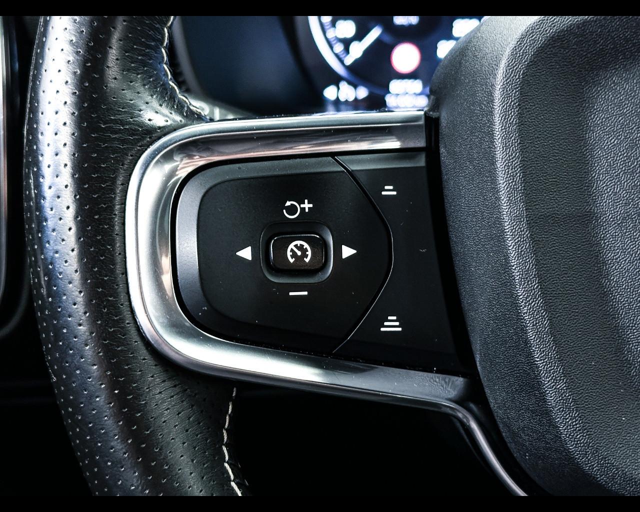 VOLVO XC40 (2017-->) - XC40 B5 AWD Geartronic R-design