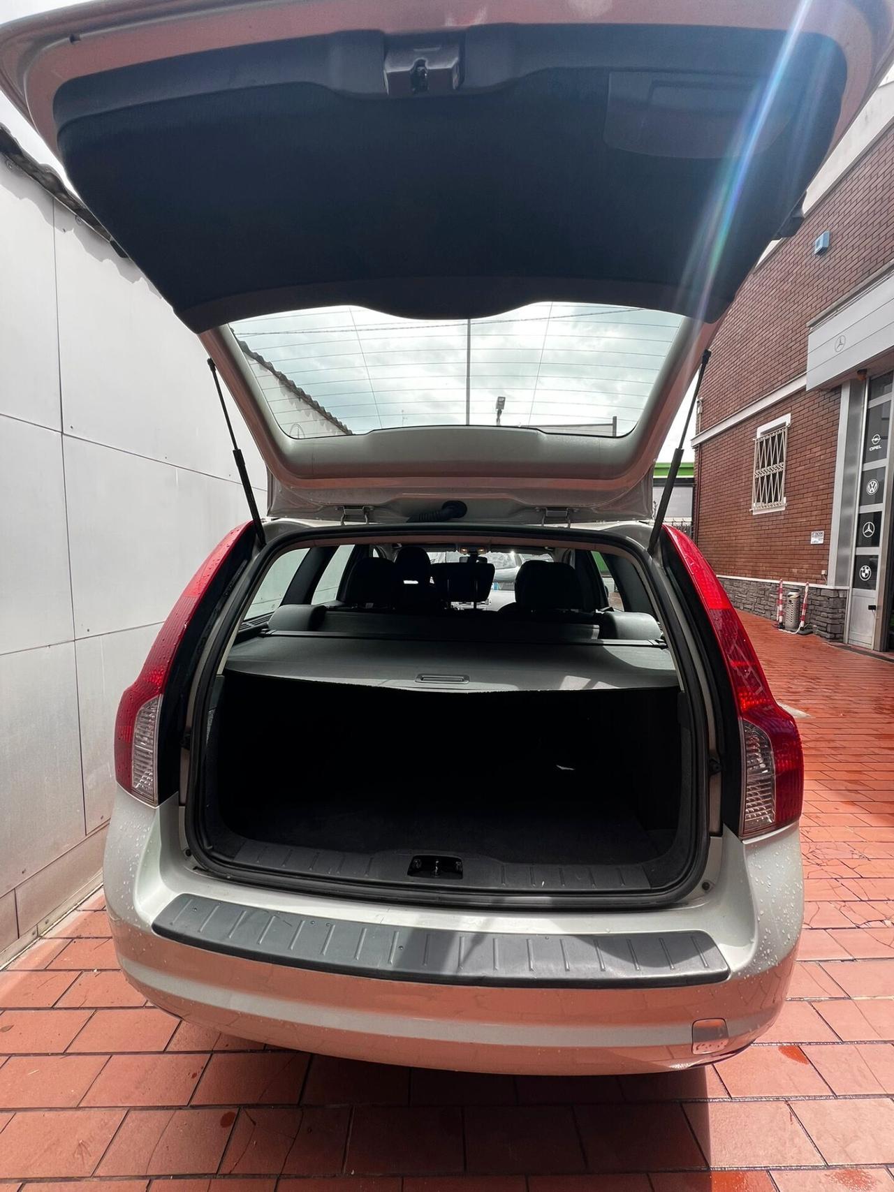Volvo V50 D4 R-design