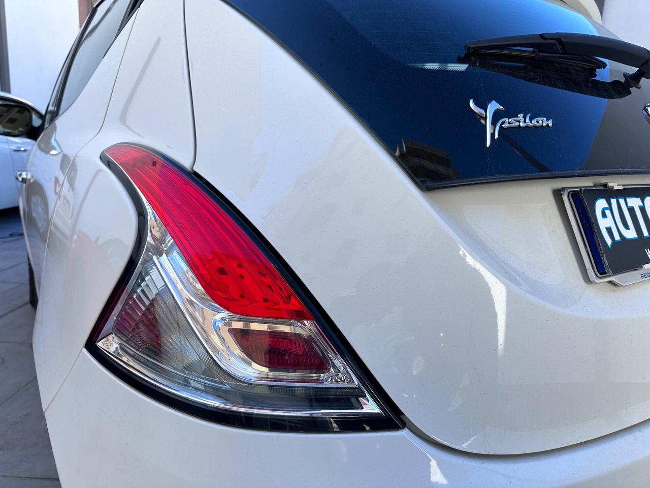 Lancia Ypsilon 1.0 FireFly 5 porte S&S Hybrid Ecochic Silver