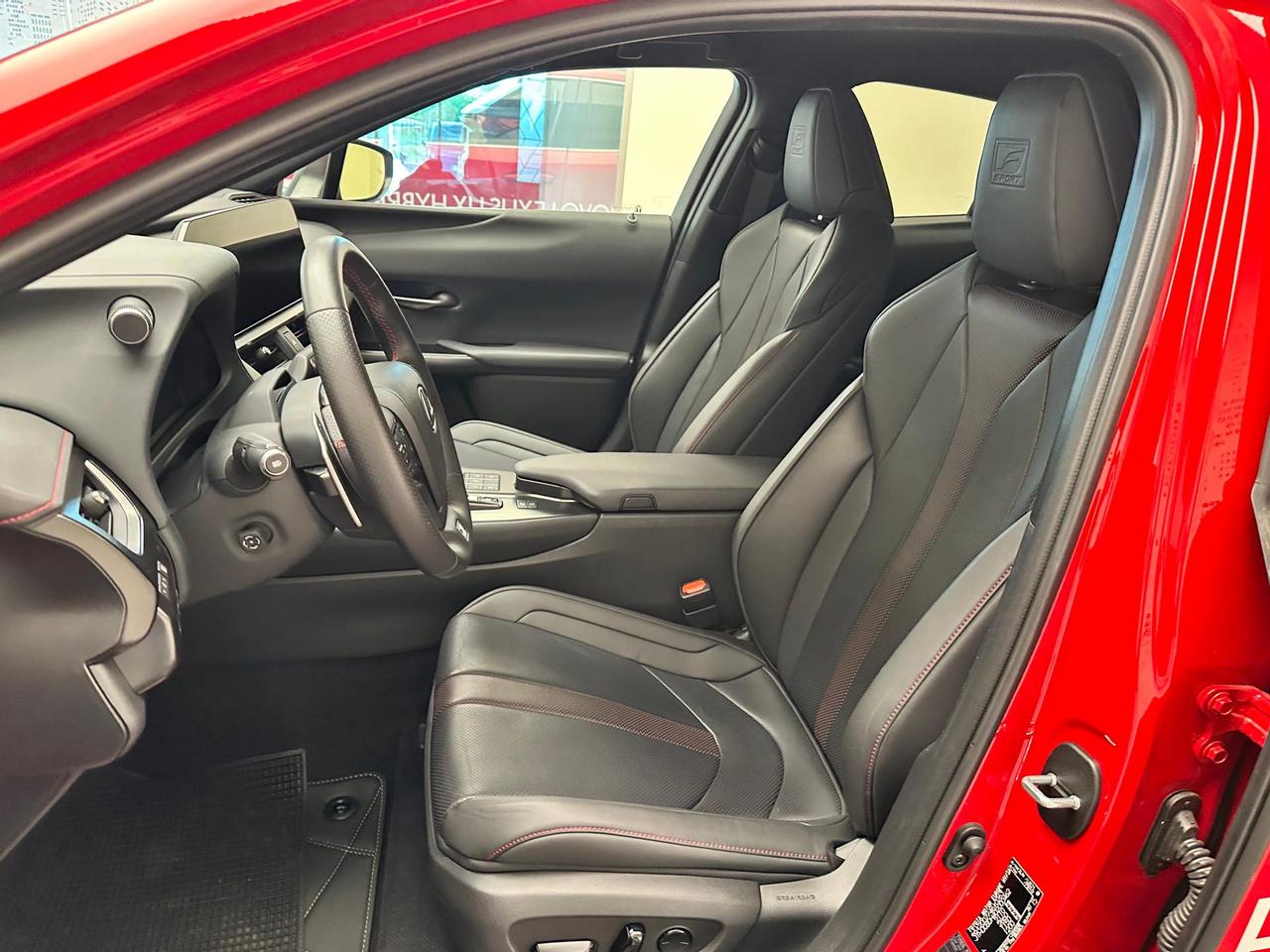 Lexus UX 300h 2.0 F-Sport 4wd cvt