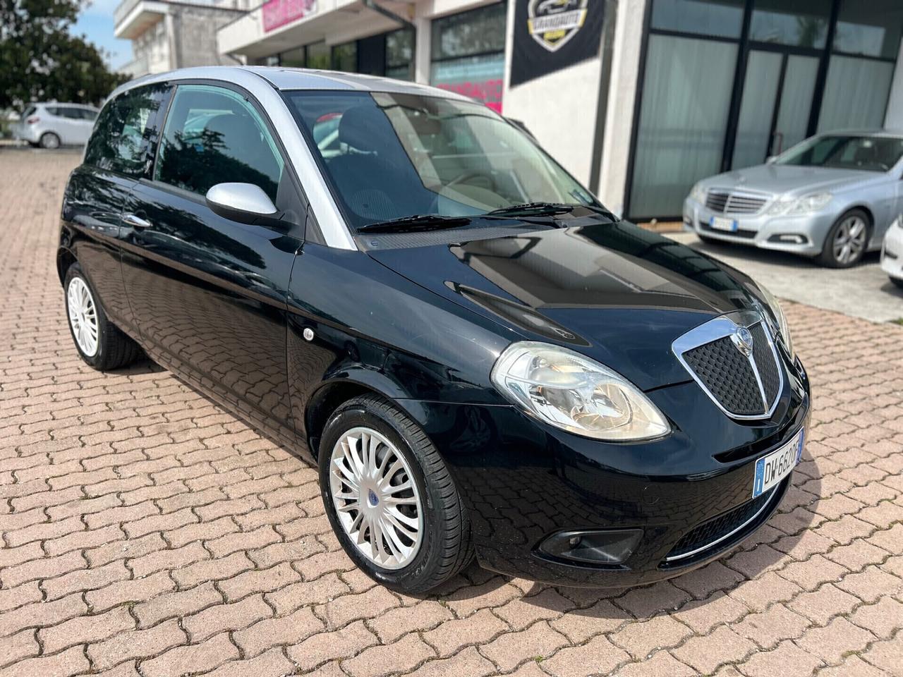 Lancia Ypsilon 1.3 MJT 75 CV Versus