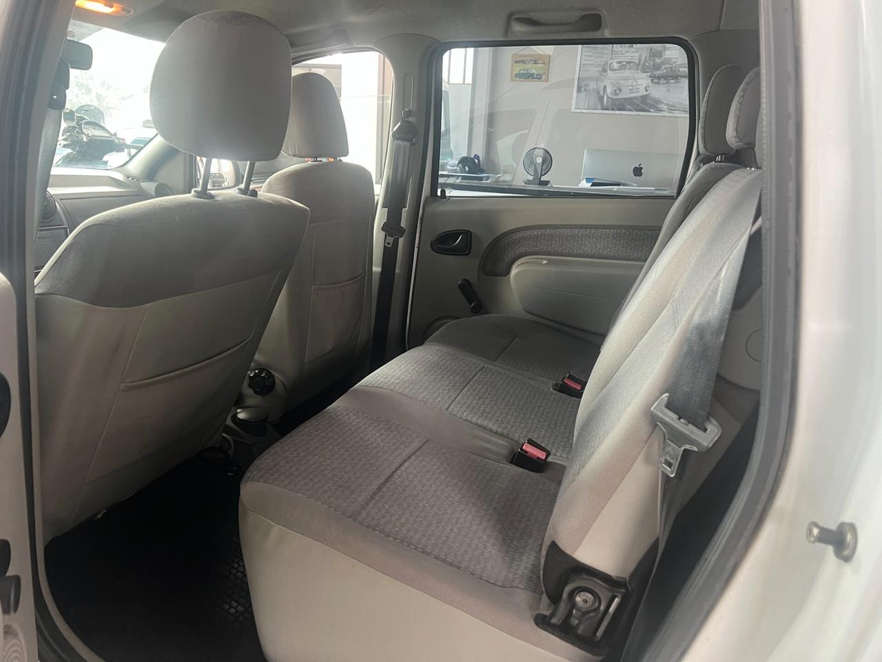 Dacia Logan MCV 1.6 16V 5 posti Lauréate