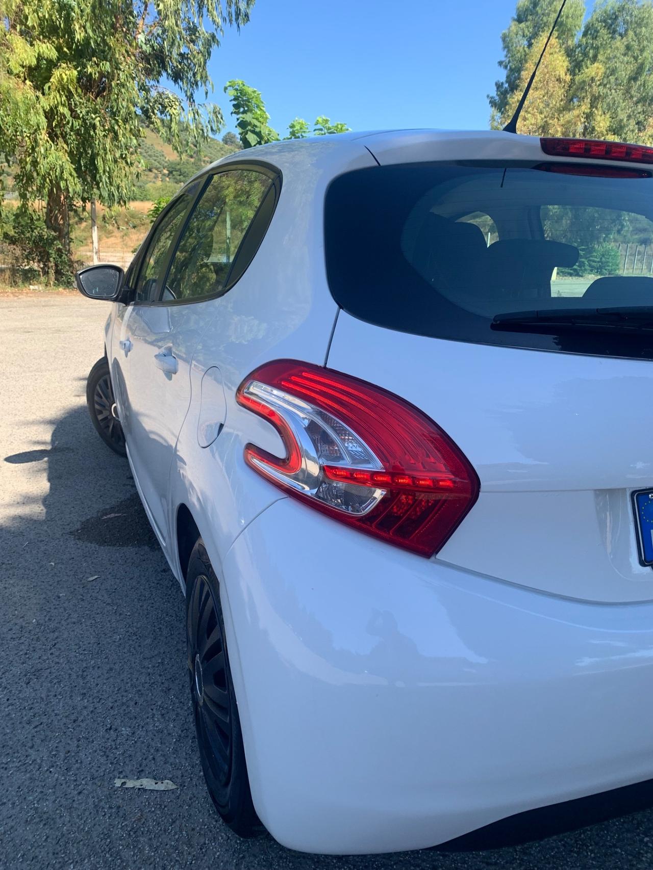 Peugeot 208 1.4 HDi 68 CV 5p Allure 120000KM