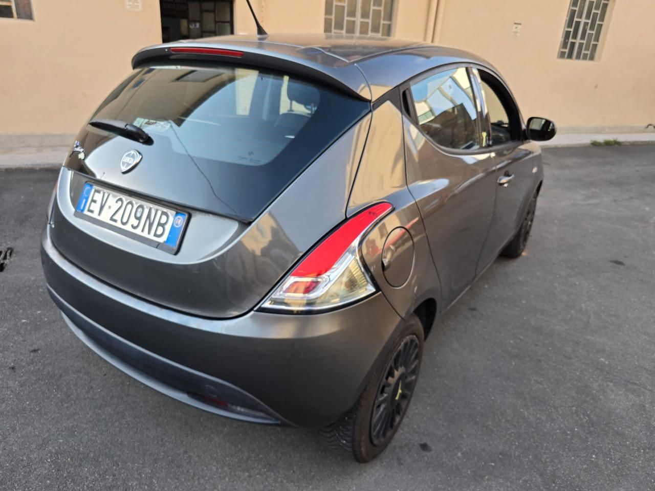 Lancia Ypsilon 1.2 69 CV 5 porte S&S Platinum
