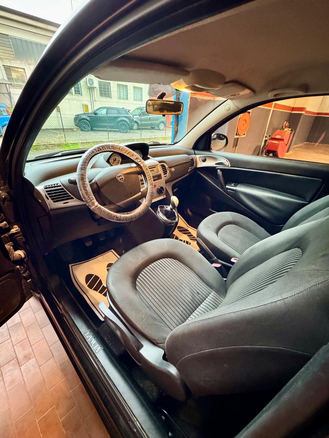 Lancia Ypsilon 1.2 69 CV Unyca