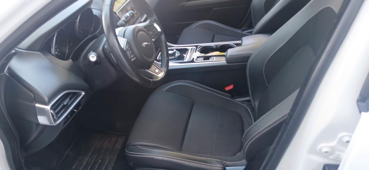 Jaguar XE 2.0 D Turbo 180 CV AWD aut. R-Sport