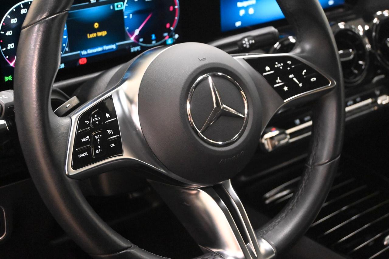 MERCEDES GLA (H247) GLA 180 d Automati...