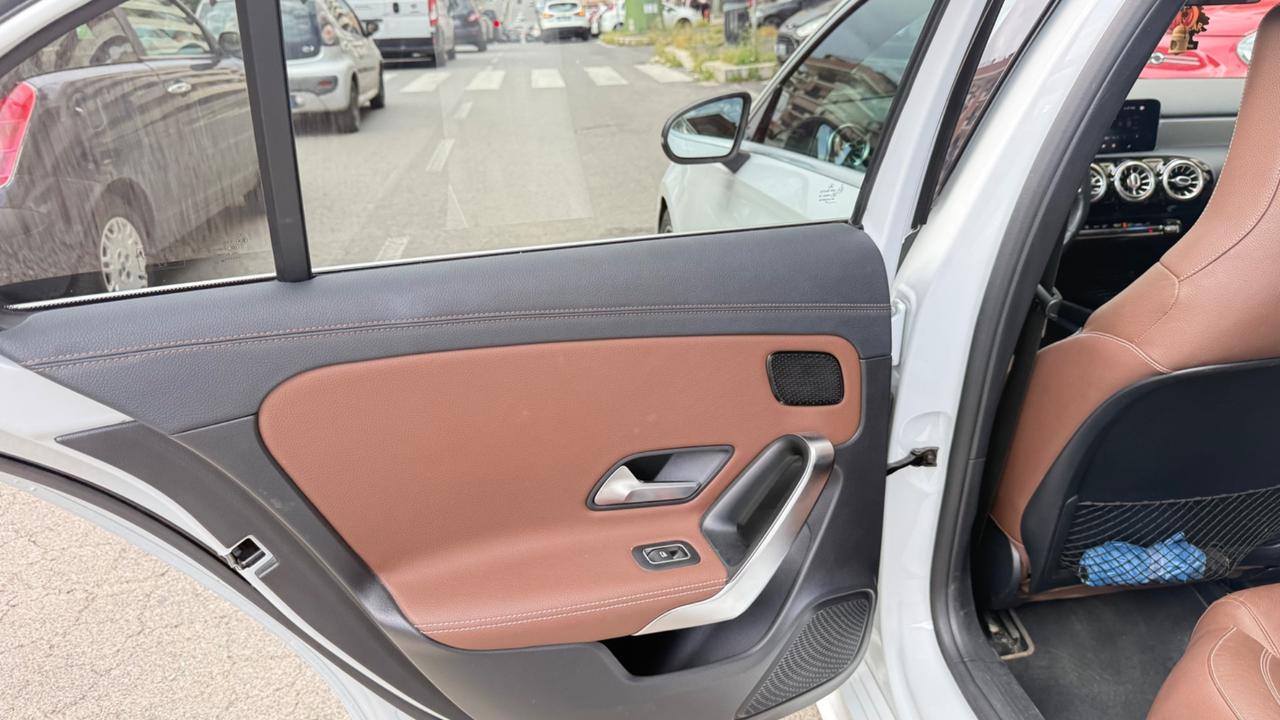 Mercedes-benz A 180 A 180 d Automatic Premium LED NAVI PELLE TETTO APRIBILE PACCHETTO LUCI PDC CERCHI 19 COCKPIT