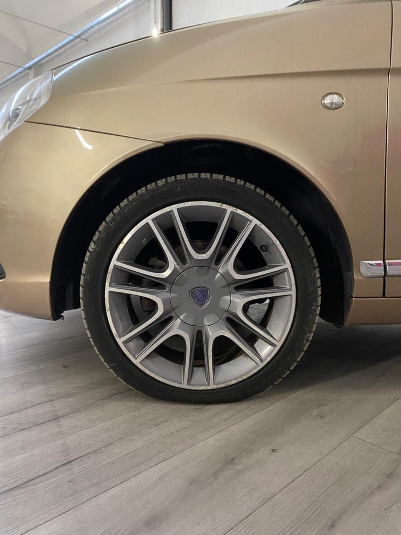 Lancia Ypsilon 1.4 16V Platino