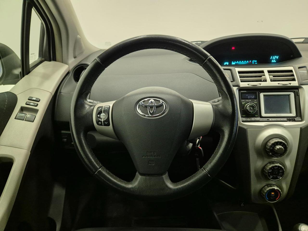 Toyota Yaris 5p 1.3 Navy - NEOPATENTATI - Navi - Clima