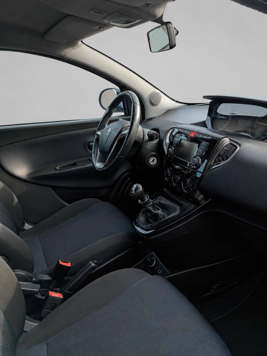 Lancia Ypsilon 1.0 FireFly 5 porte S&S Hybrid Ecochic Silver