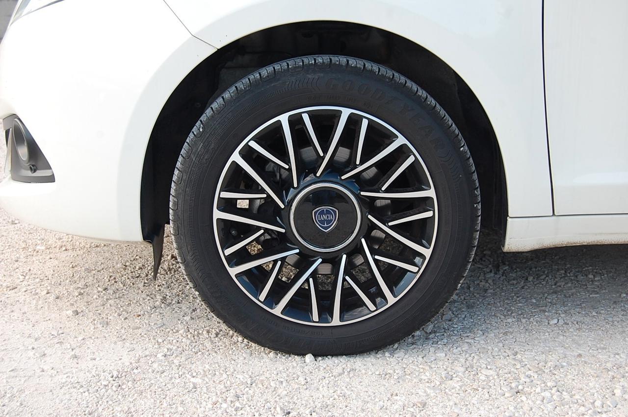 Lancia Ypsilon 1.0 FireFly 5 porte S&S Hybrid Platino